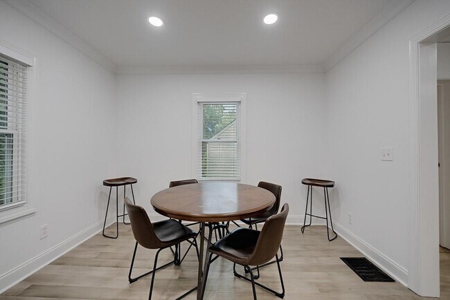Building Photo - 593 Lynnhaven Dr SW