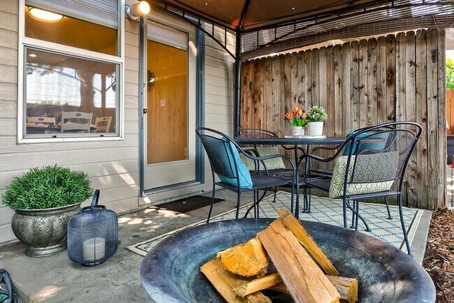 Building Photo - 3 Bed 2.5 Bath Townhome in Prime Boise Location!
