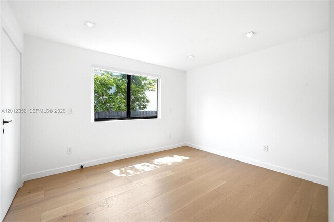 Building Photo - 120 NE 49th St