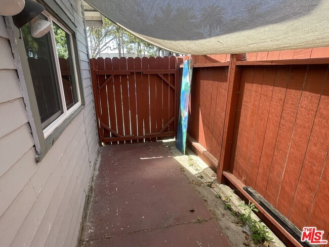 Building Photo - 351 Temple Ave