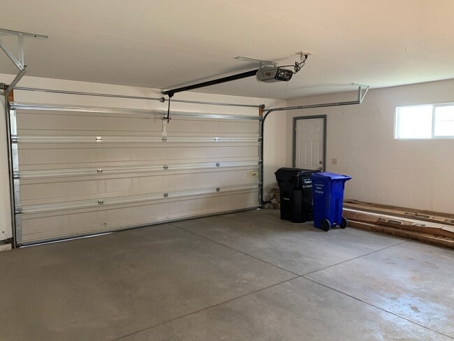 Building Photo - 5010 S Pitch Dr