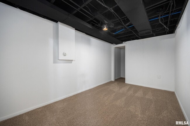 Building Photo - 205 W Glen Ave