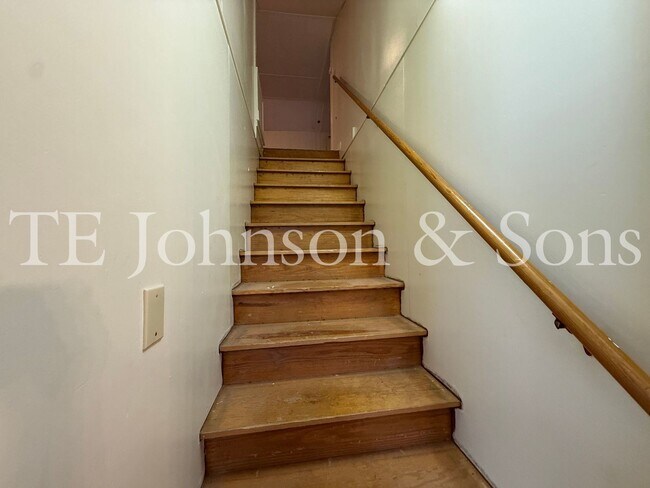 Building Photo - Spacious 3 Bedroom Home with Primary Suite on Main Level and 2-Car Carport