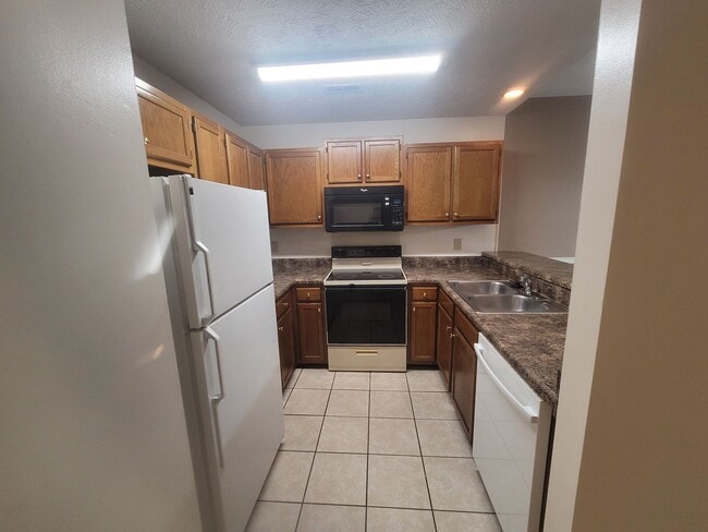 Building Photo - 2 bedroom Ground Floor!