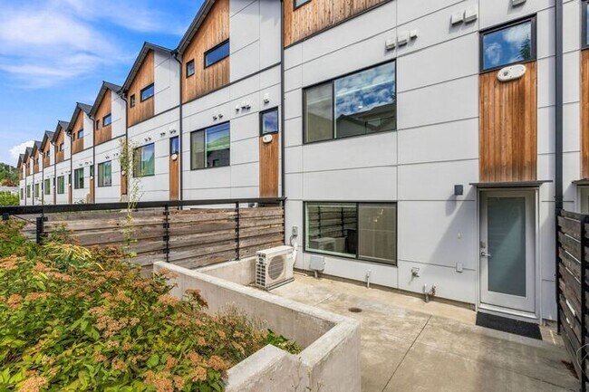 Building Photo - ULTRA-MODERN Air Conditioned Townhome in Beacon Hill (1st Month Free)