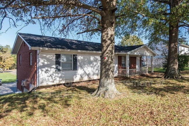 Building Photo - 225 Landings Dr