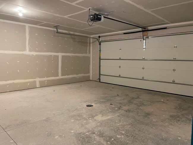 Building Photo - Charming Open Layout, Garage. PETS WELCOME