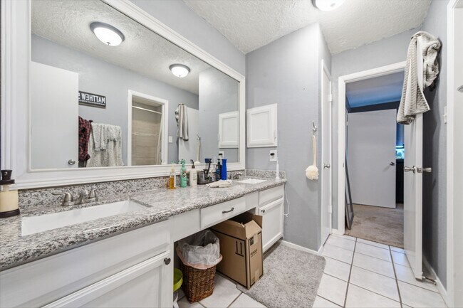 Building Photo - 411 Forest Hills Dr
