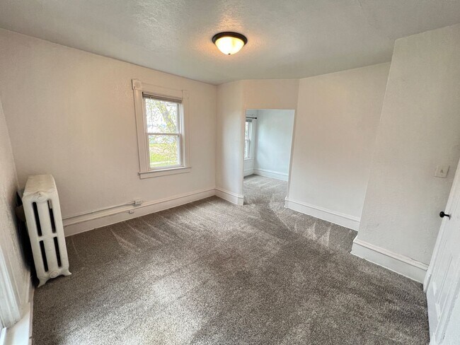 Building Photo - AVAILABLE JUNE - 4 Bed 2 Bath w/ Bonus Room & Garage