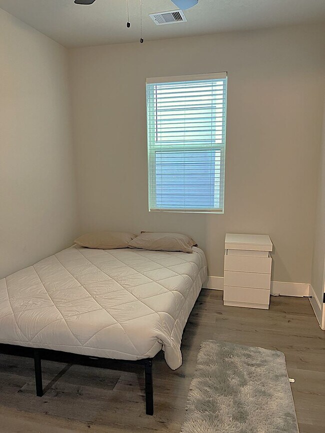 Building Photo - Like New and Close to IAH and Humble Area