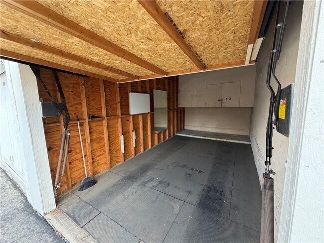 Building Photo - 1330 W Lambert Rd