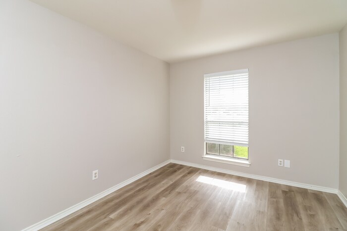 Building Photo - 1207 Belclaire Ln