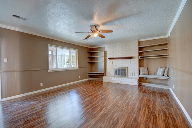 Building Photo - 5316 Van Christopher Dr NE