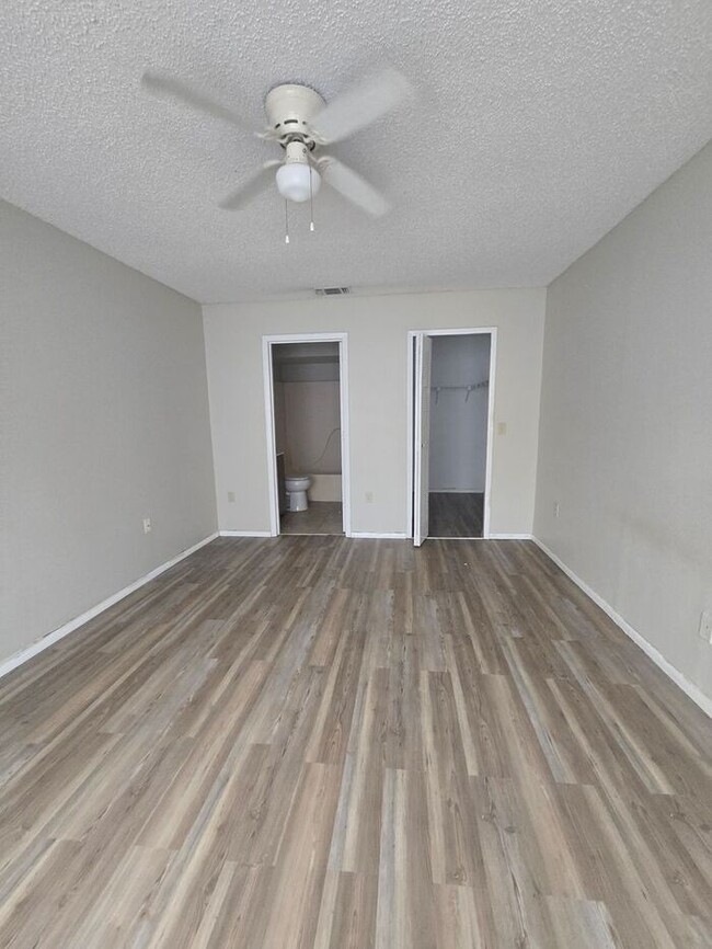 Building Photo - Second floor 2 bedroom, 2 bath condo in th...