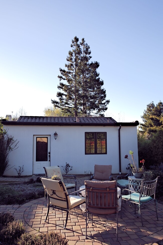 Building Photo - 1215 Altamead Dr