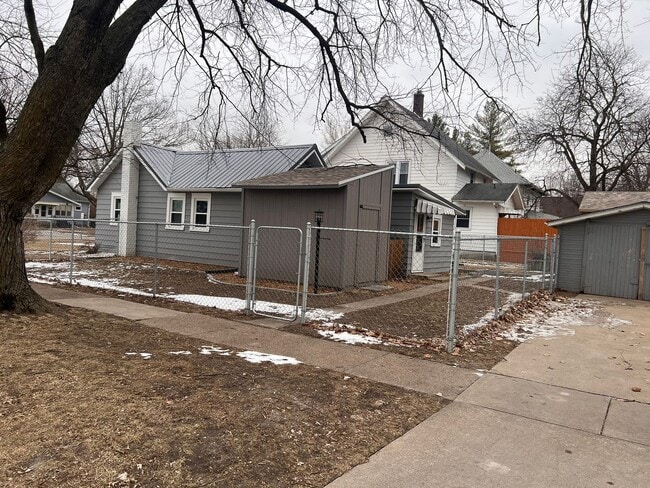 Building Photo - 2 bedroom home in Boone, fenced in yard, great for families!