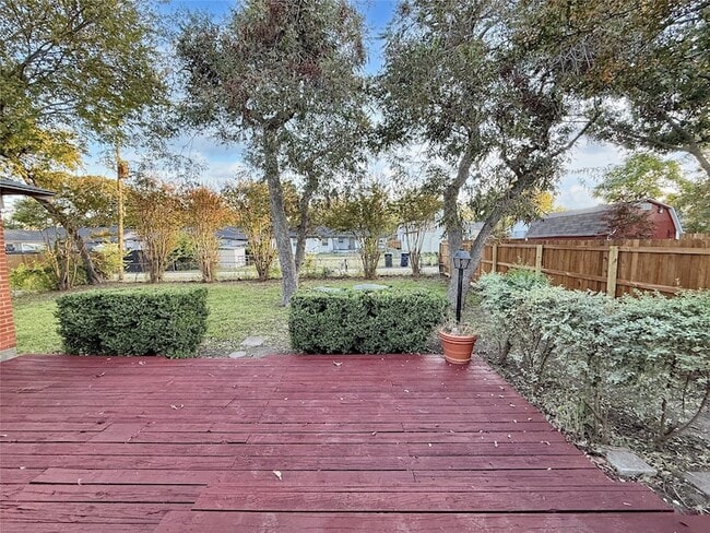 Building Photo - 822 Bandera Ln