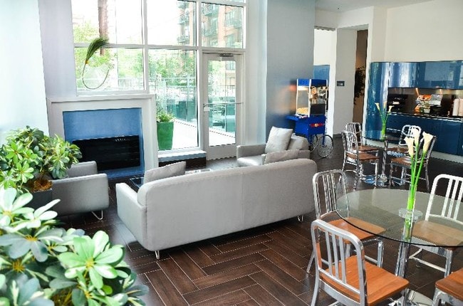 Building Photo - 450 W Huron St