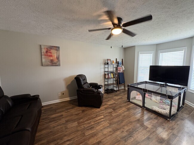 Building Photo - 515 Fox Trot Dr