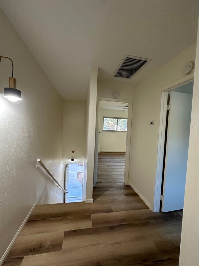 Building Photo - 519 E Ridgecrest Blvd