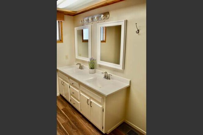 Building Photo - 31587 Circle View Dr