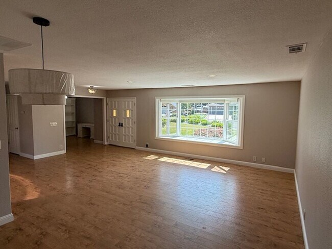 Building Photo - Massive 4-Bedroom home in Quiet Green Vall...