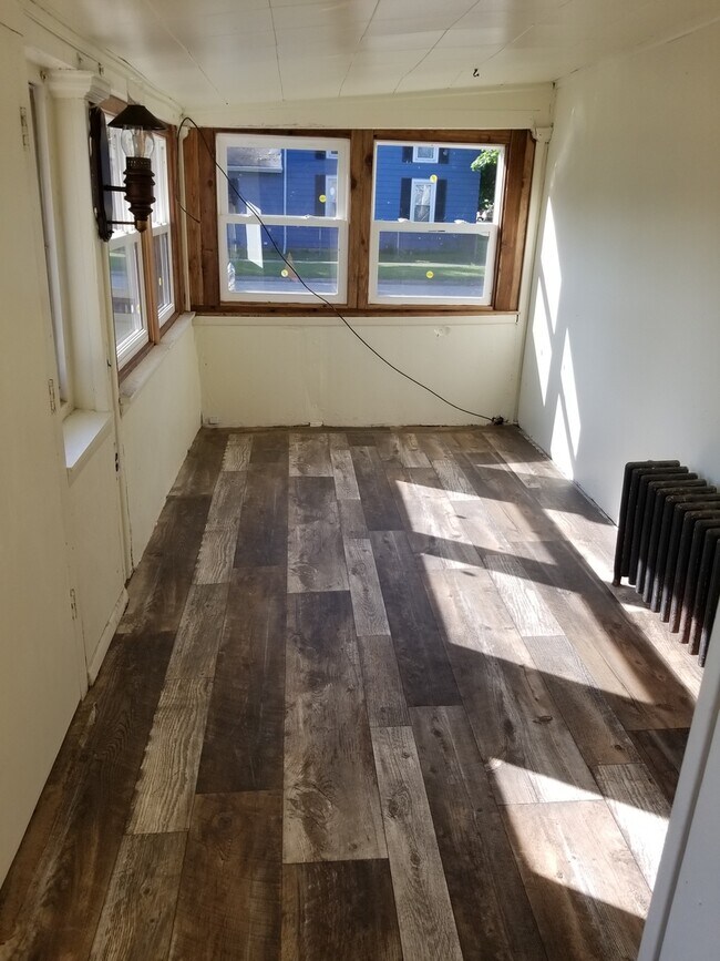 Building Photo - Updated 3 Bedroom House with 1st floor lau...