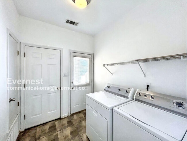 Building Photo - 1079 River Isle Dr