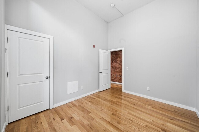 Building Photo - 1942