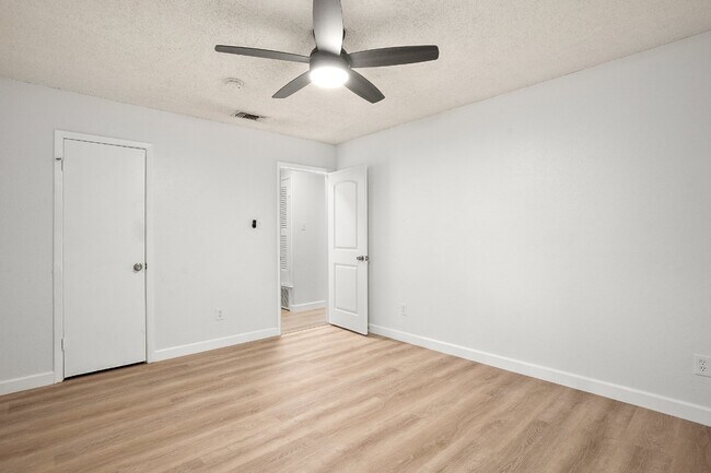 Building Photo - "Charming 2-Bed Duplex in Austin's Vibrant Heart – Cozy 833 Sq Ft Retreat!"