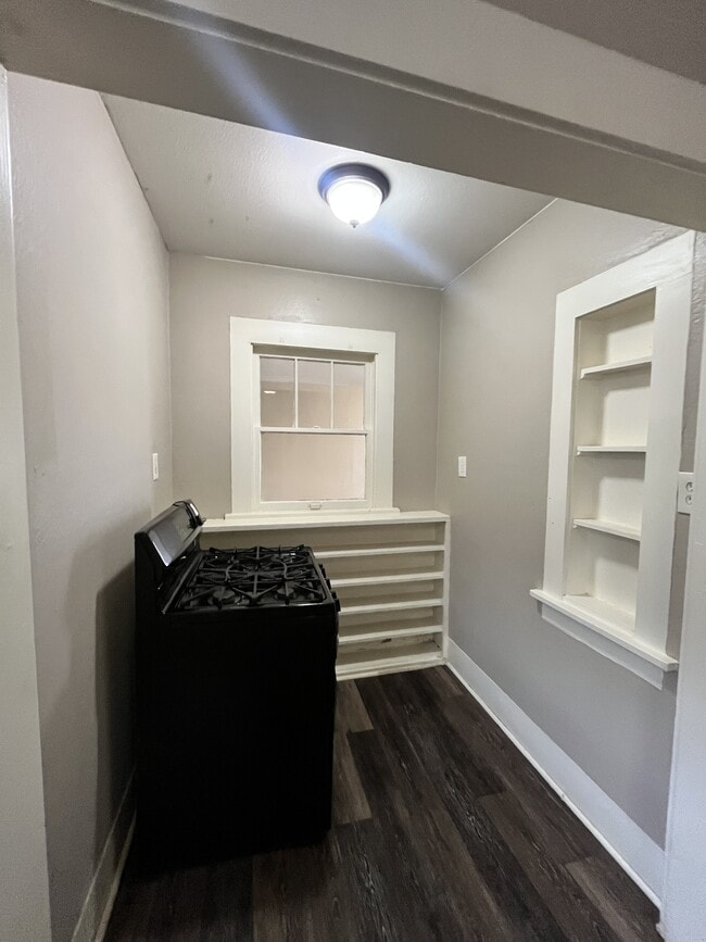 Building Photo - 916 N Austin St