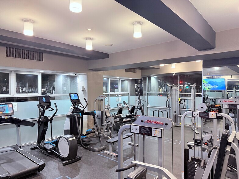 Building Photo - 101 Market St