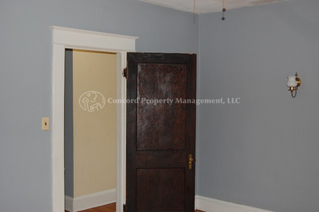 Building Photo - 3029 Oakcrest Ave