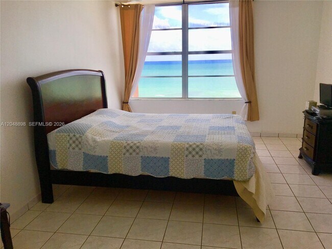 Building Photo - 2899 Collins Ave