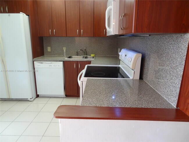 Building Photo - 3401 N Country Club Dr
