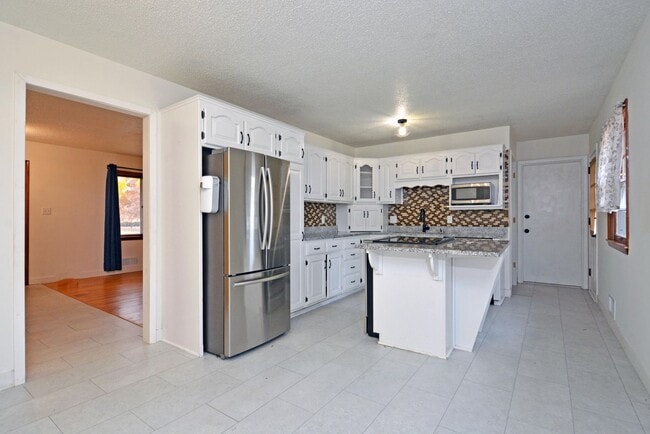 Building Photo - Spacious 4-Bed 1.5 Bath Home Available Now in Bloomington!