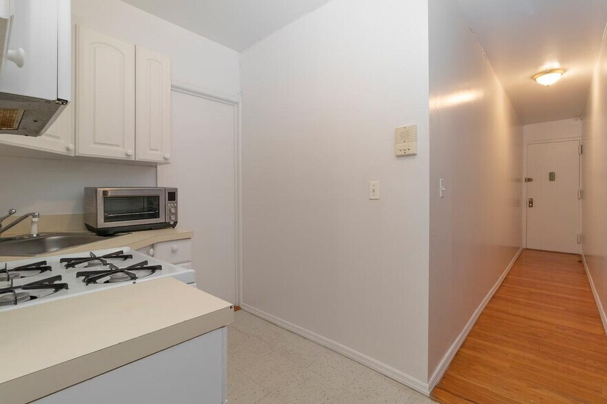 Building Photo - 322 E 93rd St