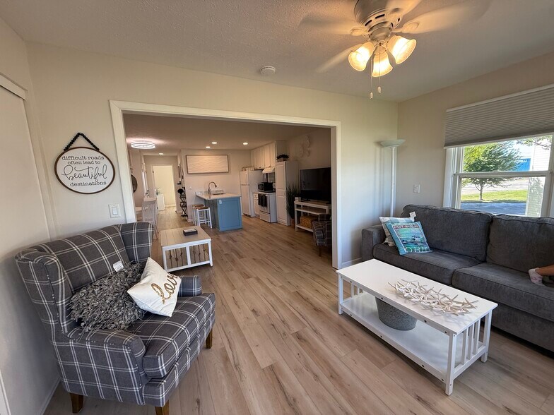 Building Photo - 206 W Lakeshore Dr