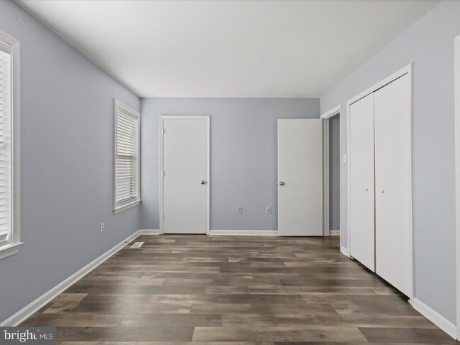 Building Photo - 303 Mayfair Pl