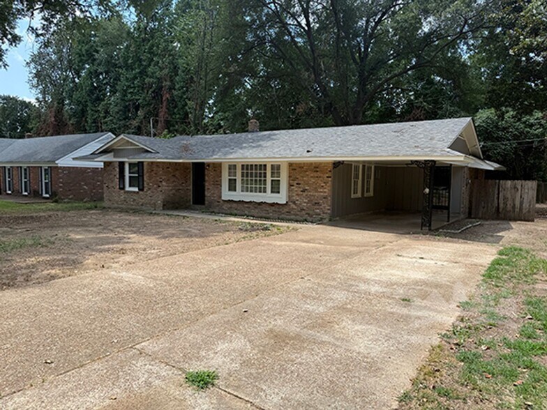 Building Photo - 4801 Dianne Dr