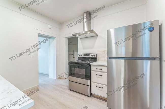 Building Photo - 907 Floral Ave