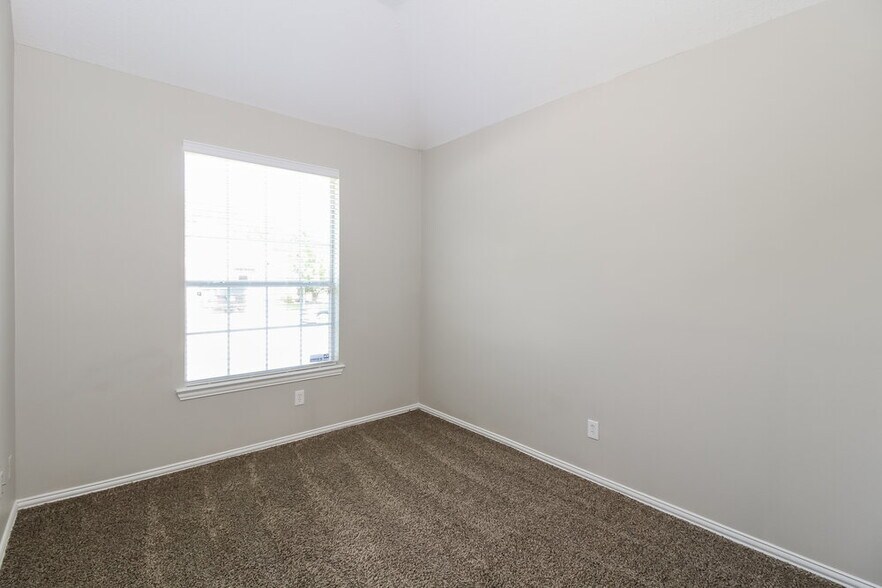 Building Photo - 828 Pinnacle Cir