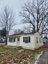 Building Photo - "Charming 2-Bedroom Retreat on Birkdale Road with Cozy 700 sq ft Layout in Toledo!"