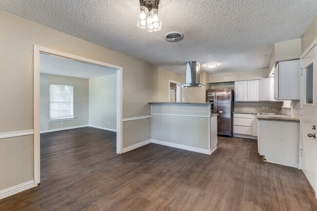 Building Photo - Spacious 3/2 with fenced yard, laundry room, and 2 car garage