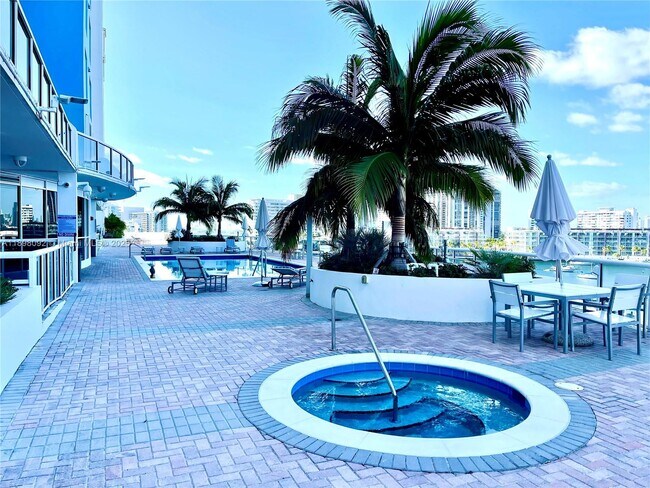 Building Photo - 1800 Sunset Harbour Dr