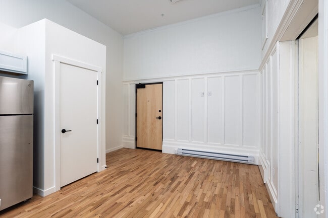 1BR, 1BA - 580SF - Living Room - The Klein Building