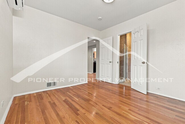 Building Photo - Stunning Home with Washer/Dryer and Gas Grill