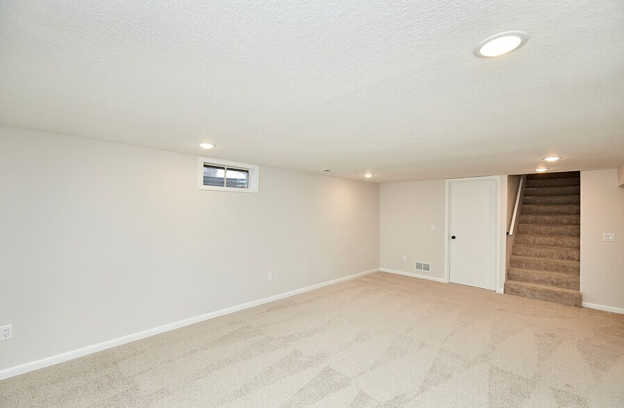 Building Photo - 409 SW Ash Dr