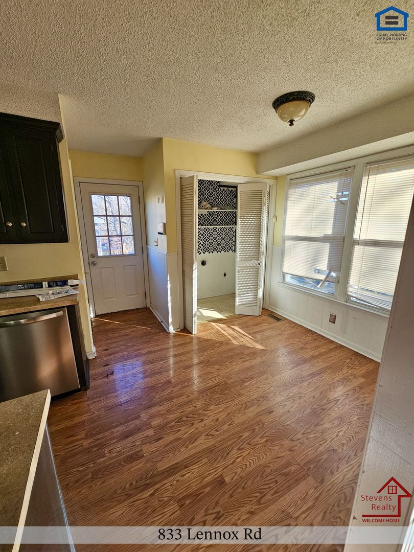 Building Photo - 833 Lennox Rd