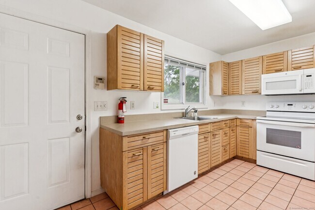 Building Photo - 16 Byington Pl